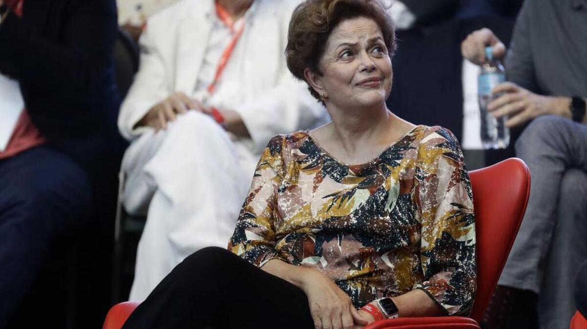 La ex presidenta brasileña Dilma Rousseff asiste a una reunión con líderes izquierdistas de América Latina, en Río de Janeiro, Brasil, el 30 de marzo del 2022.