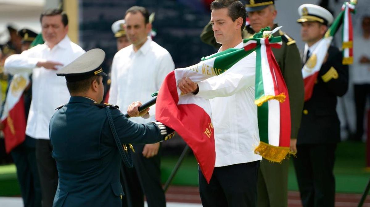 El presidente de México, Enrique Peña Nieto (der.), en el acto de la celebración del 195 aniversario del Día de la Bandera de Iguala el miércoles, en esa ciudad del estado Guerrero. El mandatario aseguró que el municipio de Iguala “no puede quedar marcado” por la desaparición de los 43 jóvenes de Ayotzinapa.