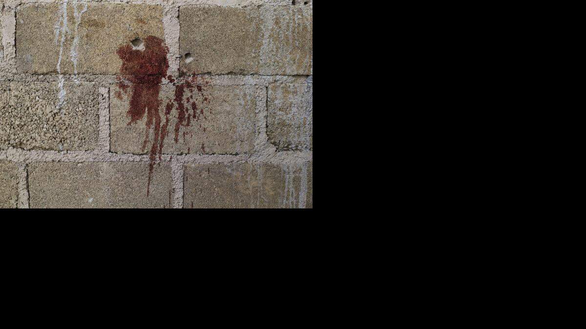 
Orificios de bala y manchas de sangre en una pared contra la cual se alega que militares mexicanos mataron extrajudicialmente a un grupo de presuntos secuestradores que ya se habían rendido luego de un enfrentamiento armado. 
