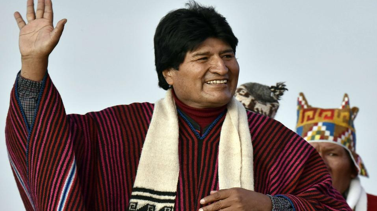 El presidente boliviano Evo Morales saluda a un grupo de personas durante un acto en el que celebró sus 10 años de mandato, el jueves 21 de enero en La Paz.