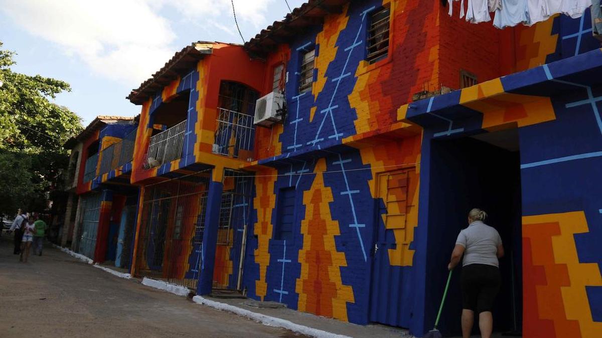 Fotografía del 6 de mayo de 2107 de la pintura que realizaron los del colectivo de artistas españoles Boa Mistura en un muro en el barrio Pelopincho de Asunción (Paraguay).