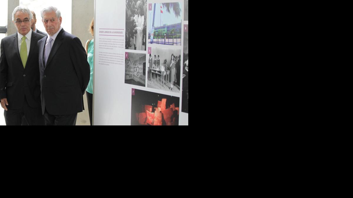
El escritor peruano Mario Vargas Llosa (der.) y el presidente de la Comisión de Alto Nivel del Lugar de la Memoria, Diego García Sayán, asisten el sábado a la inauguración de una exposición fotográfica en el Lugar de la Memoria.
