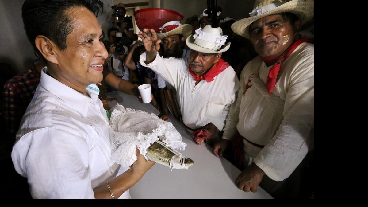 
Joel Vásquez sostiene a su desposada, la caimán ‘María Isabel’, en San Pedro Huamelula, Oaxaca, México.
