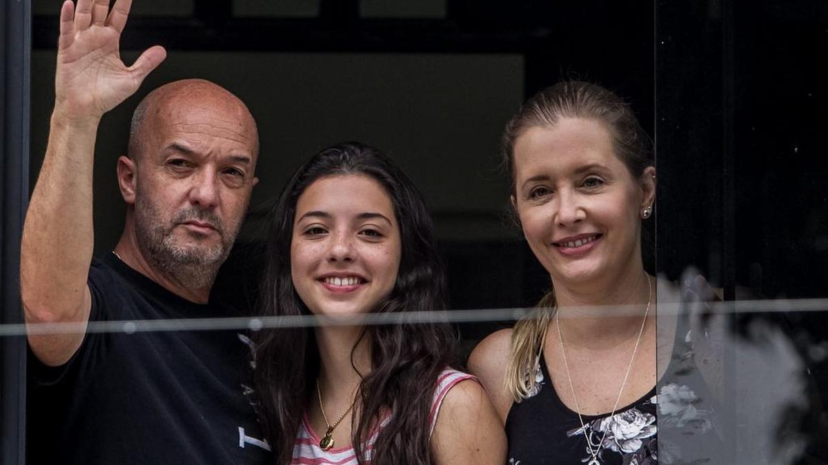 Ivan Simonovis junto a su esposa Bonny y su hija Ivana sale por la ventana de su casa el sábado 20 de septiembre del 2014, en la ciudad de Caracas (Venezuela).