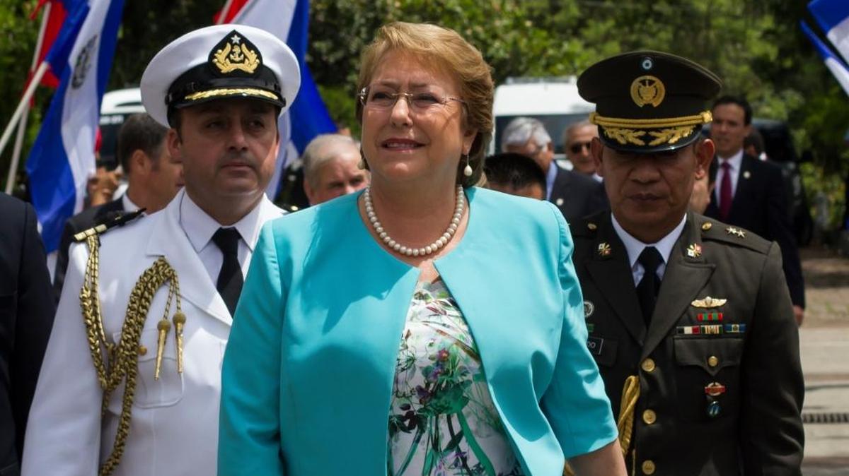 
La encuesta reflejó un descenso de siete puntos a la aprobación de Michelle Bachelet, desde el 29% que presentó en el anterior sondeo del CEP en abril, cuando el rechazo a la mandataria fue del 56%.
