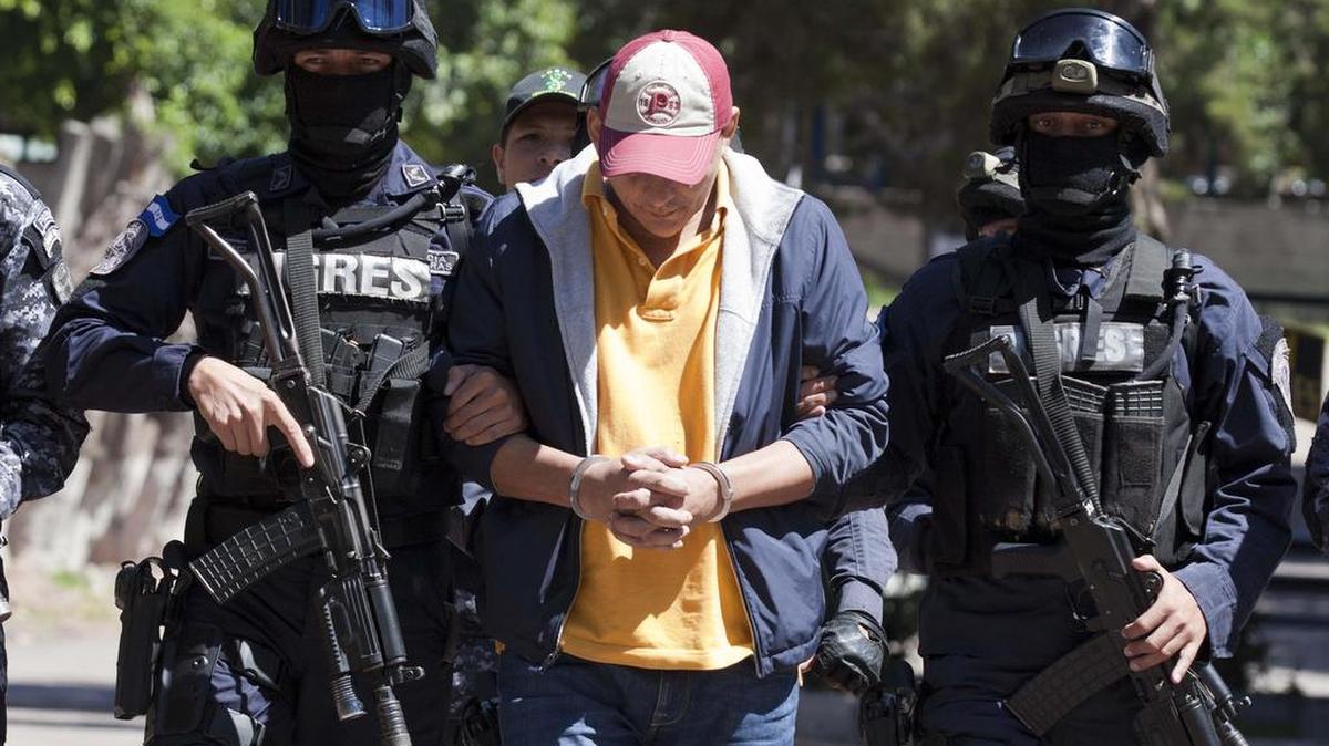 Policía hondureña custodia el sábado, 29 de octubre de 2016, en Tegucigalpa (Honduras), a Roberto de Jesús Soto García (c), supuesto narcotraficante a quien reclama Estados Unidos y que estaría ligado a los sobrinos políticos del presidente de Venezuela, Nicolás Maduro.