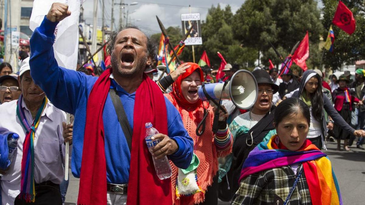 
Indígenas que marchan en protesta contra el gobierno ecuatoriano llegan el sábado a Ambato. La Confederación de Nacionalidades Indígenas de Ecuador (Conaie) llamó a la sociedad a unirse a las acciones de protesta con las que exigen rectificaciones al presidente Rafael Correa.
