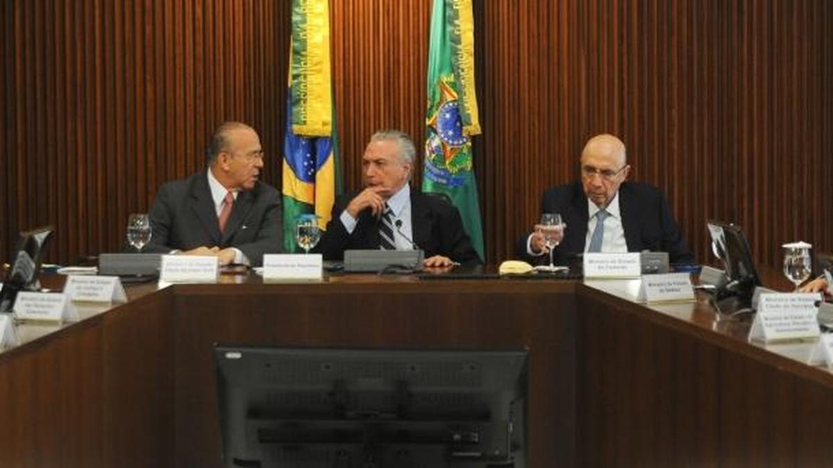 El presidente interino de Brasil, Michel Temer(centro) escucha a su jefe de despacho Eliseu Padilha(izq.) junto al ministro de Hacienda, Henrique Meirelles(der.) durante uno de las primeras reuniones.