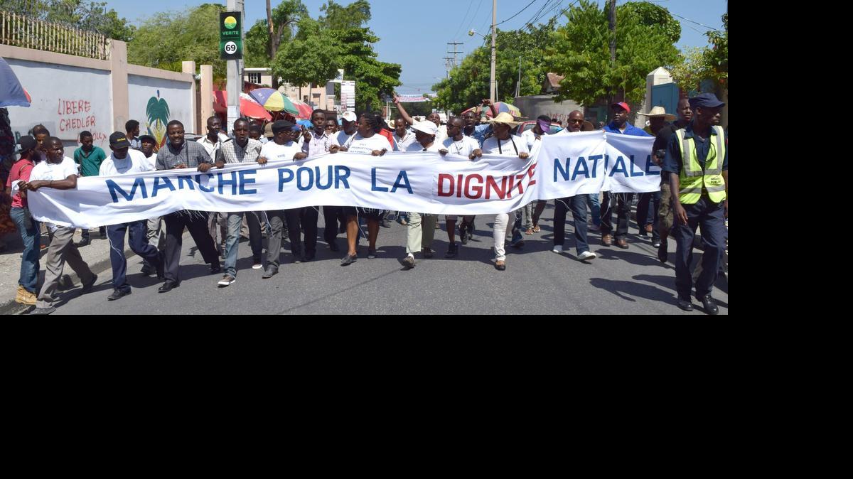 
Manifestantes protestan el martes durante la Marcha por la Dignidad Nacional en Puerto Príncipe, Haití. La protesta se llevó a cabo en solidaridad con los miles de ciudadanos dominicanos de ascendencia haitiana ‘víctimas de la arbitraria’ sentencia del Tribunal Constitucional (TC) dominicano que niega la nacionalidad a los hijos de ilegales y que afecta especialmente a los haitianos, afirmaron los manifestantes.
