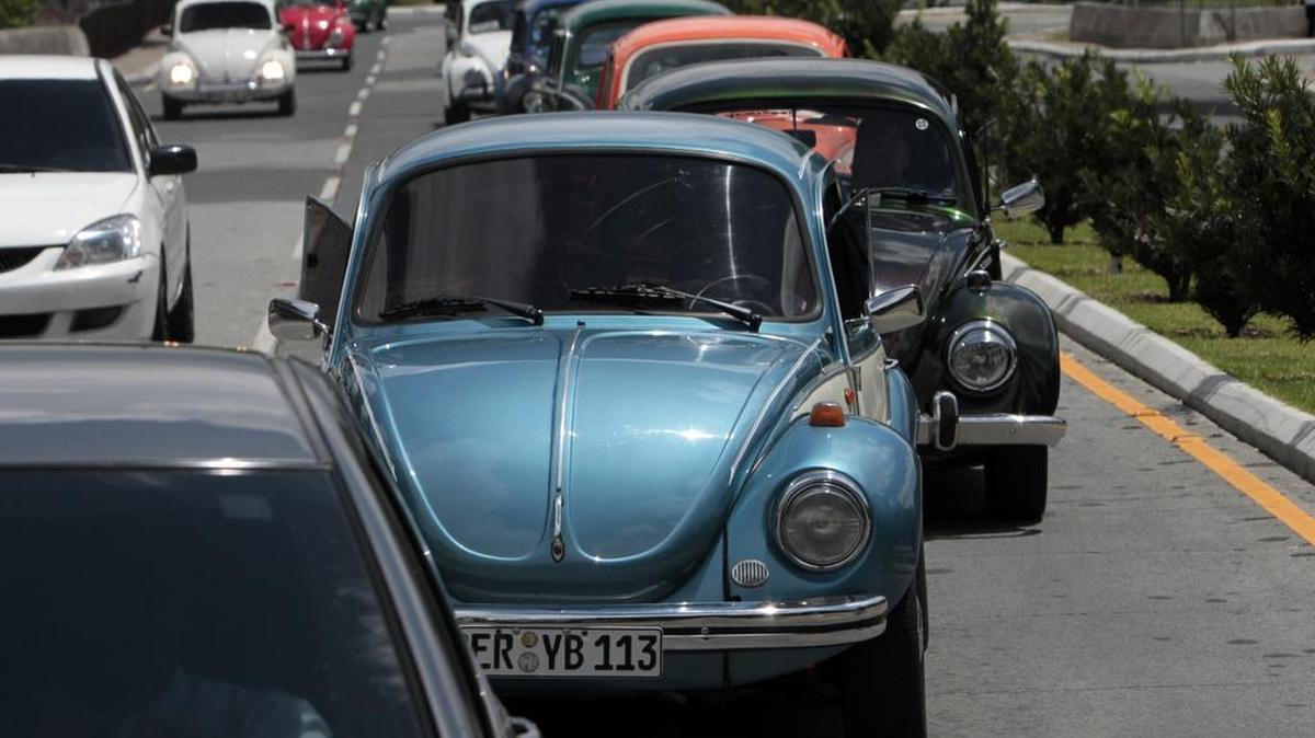
Conductores de ‘Escarabajos’ Volkswagen muestran su apoyo al ex presidente de Uruguay José Mujica, quien llegó el lunes a Guatemala para asistir a un foro.

