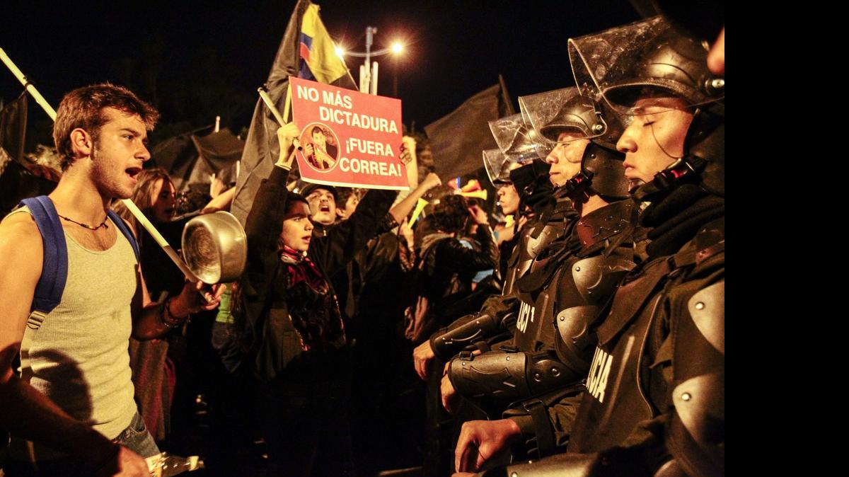 
Manifestante protestan contra el gobierno de Ecuador por dos proyectos legales sobre las herencias y la plusvalía inmobiliaria el lunes, en Quito.
