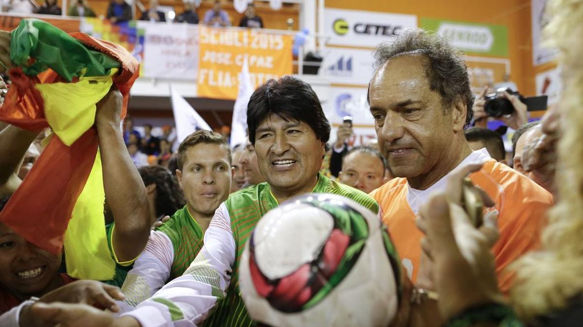 
El presidente de Bolvia Evo Morales (centro) pretende poder aspirar a la reelección en el 2019.
