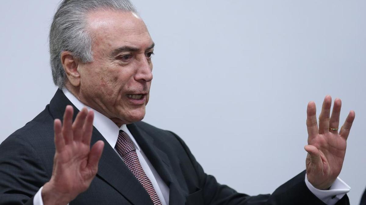 El presidente interino de Brasil, Michel Temer, se reunió el martes con un grupo de diputados de la nueva base oficialista y el gobierno pidió diálogo entre el Ejecutivo y el Parlamento.
