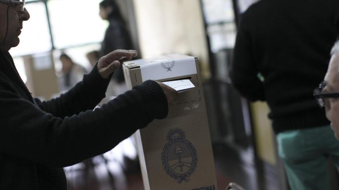 Ciudadanos asisten a votar el domingo en una estación electoral de Buenos Aires, Argentina). Más de 32 millones de argentinos están convocados a las urnas para elegir al nuevo presidente del país, 11gobernadores, renovar para de las cámaras de Diputados y Senado y votar, por primera vez, a los legisladores del Parlasur.