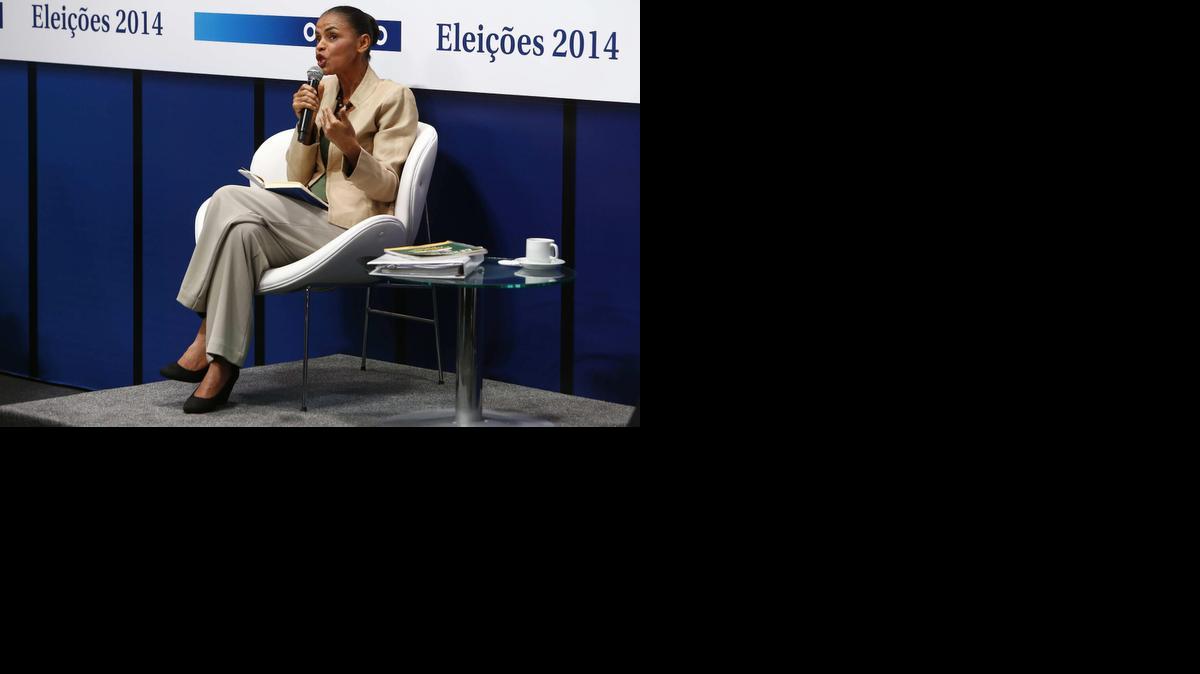 
La candidata opositora a la presidencia de Brasil en las próximas elecciones del mes octubre, Marina Silva, habla durante una entrevista organizada por el periódico O Globo en el museo de Arte de Río de Janeiro, el jueves. 

