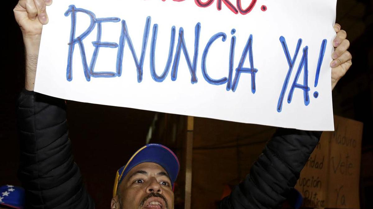 Manifestantes contra el gobierno del presidente de Venezuela, Nicolás Maduro, protestan el miércoles 26 de octubre de 2016, en las afueras de la Embajada de Venezuela en Lima, Perú.