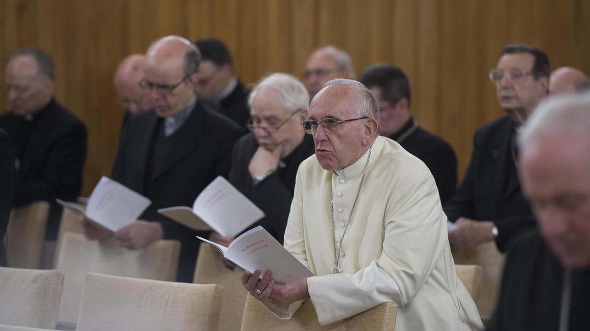 Fotografía facilitada por L'Osservatore Romano el 7 de marzo de 2016, que muestra al papa Francisco (c) durante la primera jornada de los seis días de ejercicios espirituales de Cuaresma en los que participa en la localidad de Ariccia, cerca de Roma (Italia).