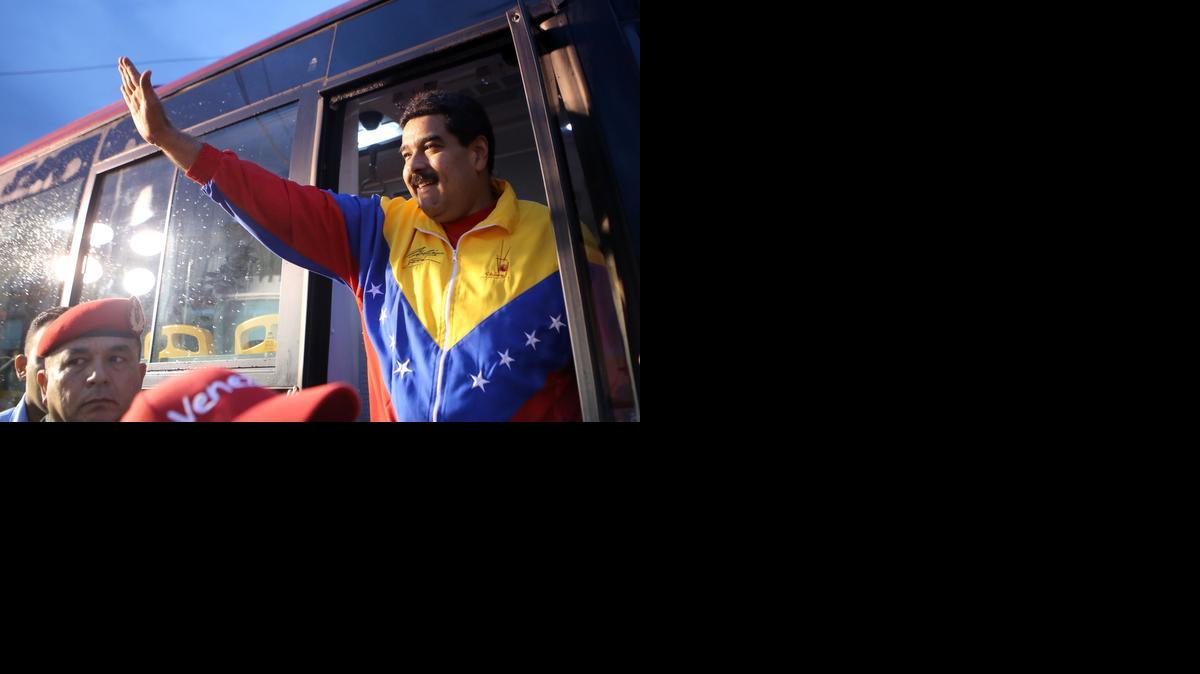 
El presidente venezolano Nicolás Maduro saludo a sus seguidores el 12 de febrero, en Caracas. 
