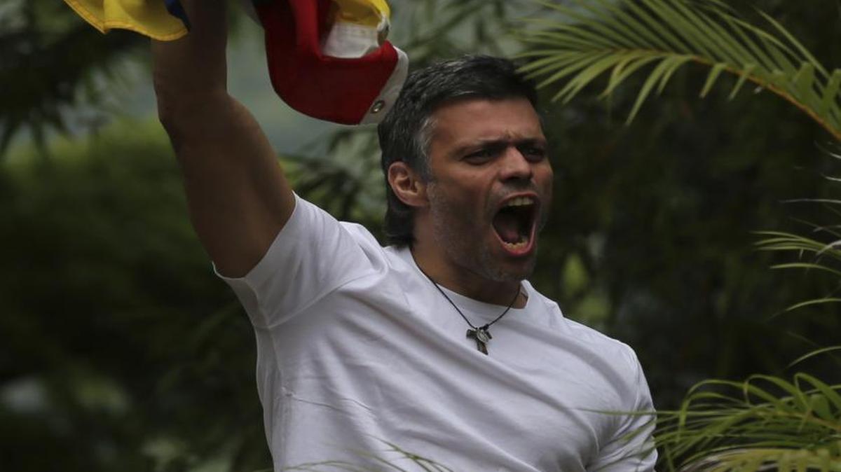 El líder opositor venezolano Leopoldo López saluda a sus partidarios tras ser transferido a prisión domiciliaria en Caracas el 8 de julio. 