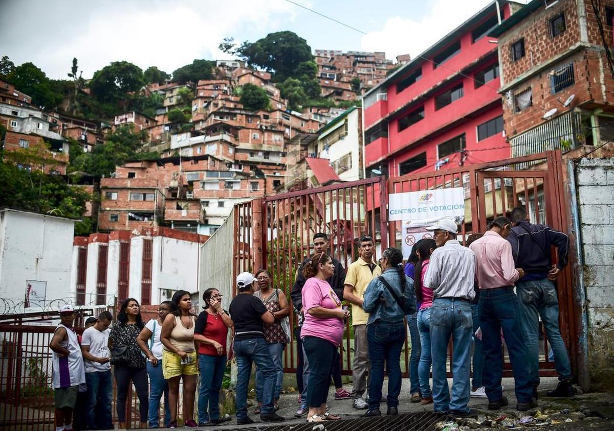 Personas hacen filas para emitir su voto para elegir una Asamblea Constituyente en Caracas el 30 de julio de 2017.