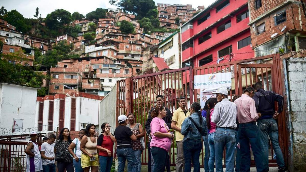 Personas hacen filas para emitir su voto para elegir una Asamblea Constituyente en Caracas el 30 de julio de 2017.