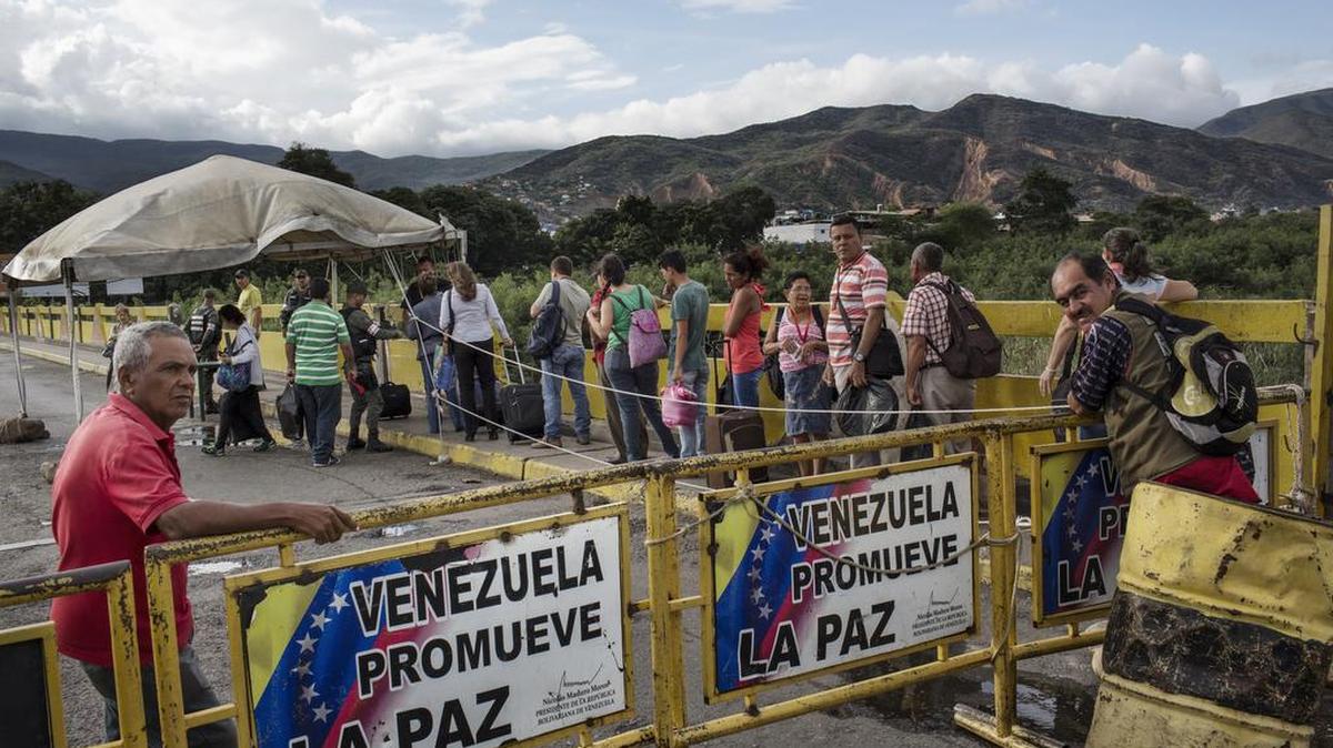 Venezolanos regresan a su país por el paso fronterizo de Cúcuta en julio del 2016.