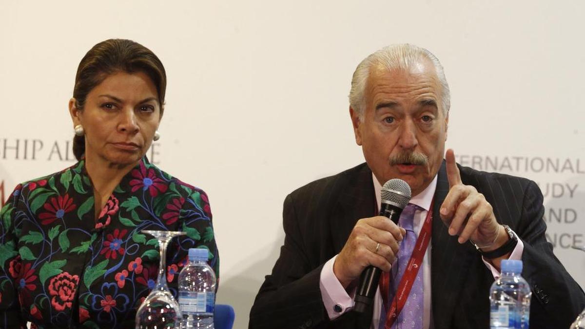 La ex presidenta de Costa Rica, Laura Chinchilla, y el ex presidente de Colombia, Andrés Pastrana, durante la rueda de prensa posterior a la presentación del documento "Consenso Global", una declaración que sintetiza el trabajo de expertos junto con los expresidentes y ex primeros ministros sobre la lucha contra el extremismo violento, hoy en el Palacio Muncipal de Congresos de Madrid.