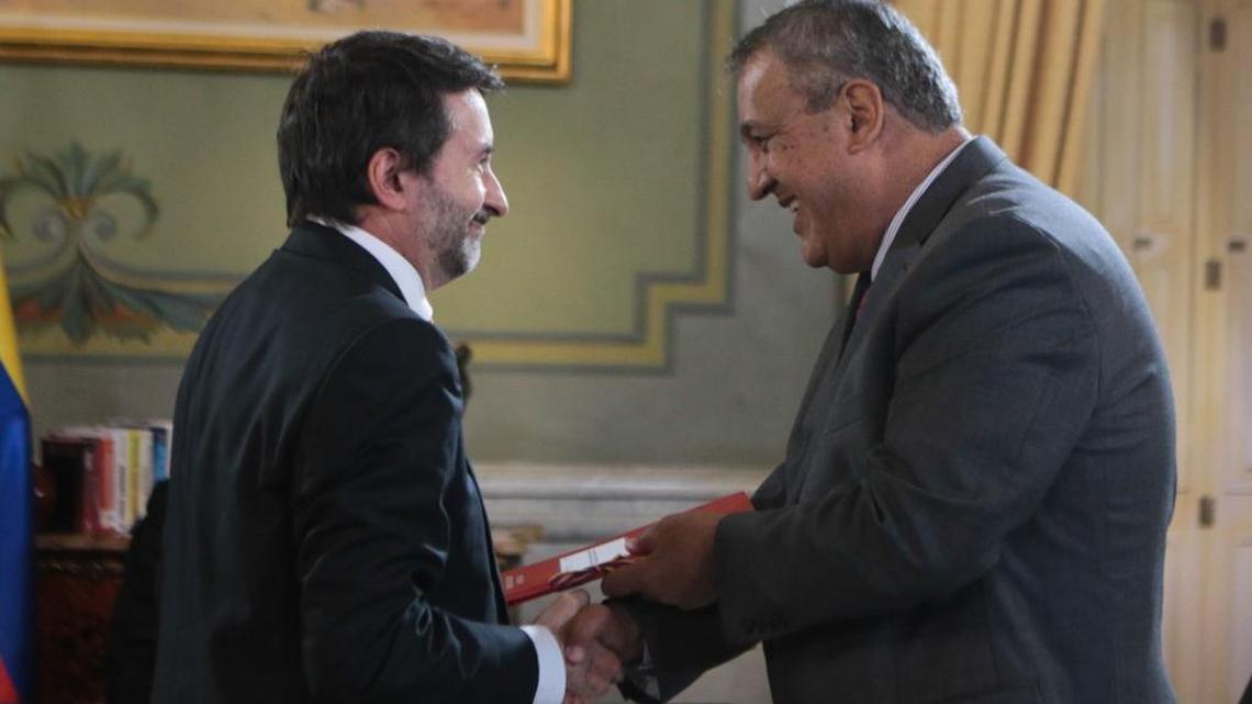 El consejero delegado de la compañía española Repsol, Josu Jon Imaz (izq.) cuando saluda al presidente de PDVSA, Eulogio Del Pino, el viernes en Caracas, previo a la firma del acuerdo.