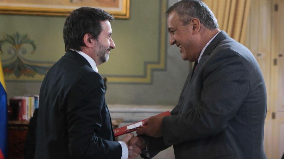 El consejero delegado de la compañía española Repsol, Josu Jon Imaz (izq.) cuando saluda al presidente de PDVSA, Eulogio Del Pino, el viernes en Caracas, previo a la firma del acuerdo.