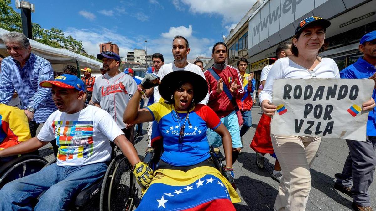 Partidarios de la oposición toman parte en una demostración para exigir al Consejo Nacional Electoral (CNE) la aceleración del proceso de referendo revocatorio contra el presidente Nicolás Maduro, en Caracas el 31 de agosto de 2016.