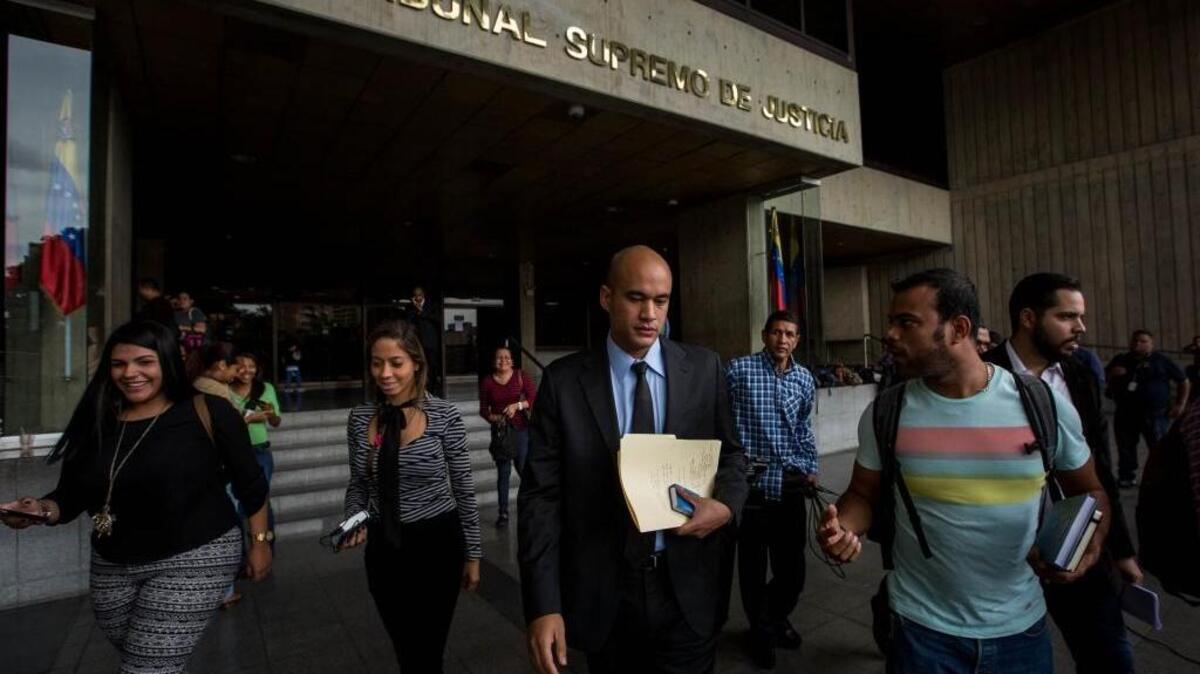 El diputado del PSUV, Héctor Rodríguez (centro) asiste al Tribunal Supremo para pedir que declare ilegal cualquier acto de la Asamblea.