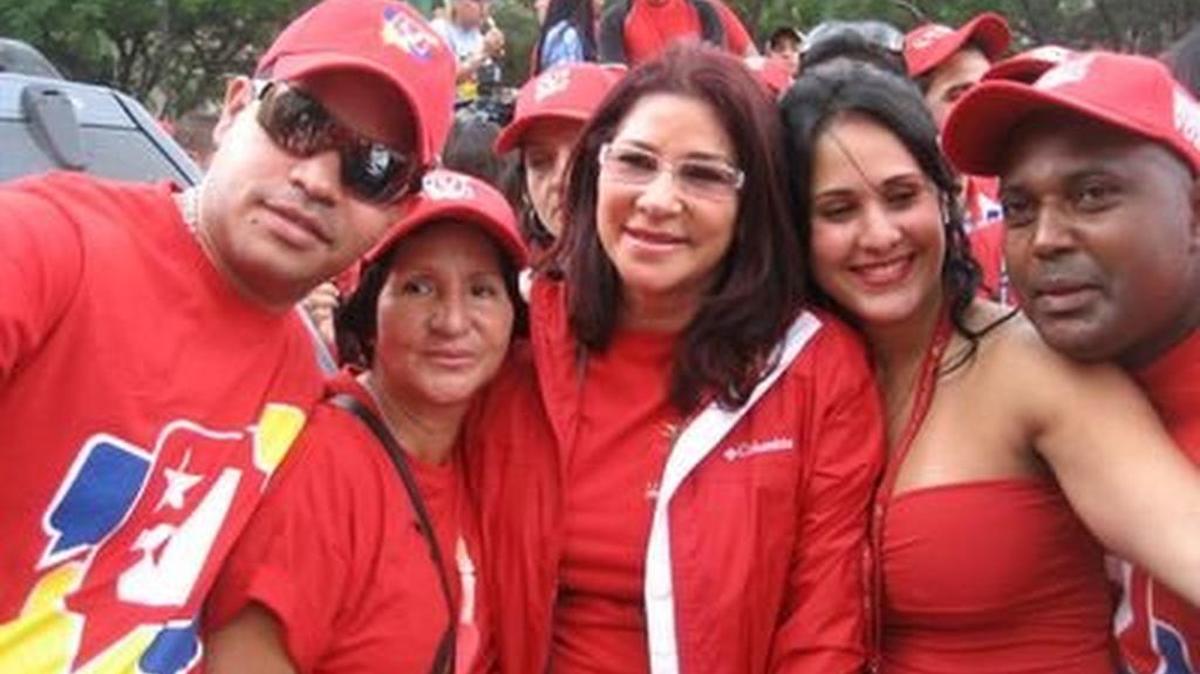 Yazenky Lamas, a la izquierda, en un grupo donde aparece la primera dama venezolana Cilia Flores, tercera desde la izquierda, junto a personas no identificadas.