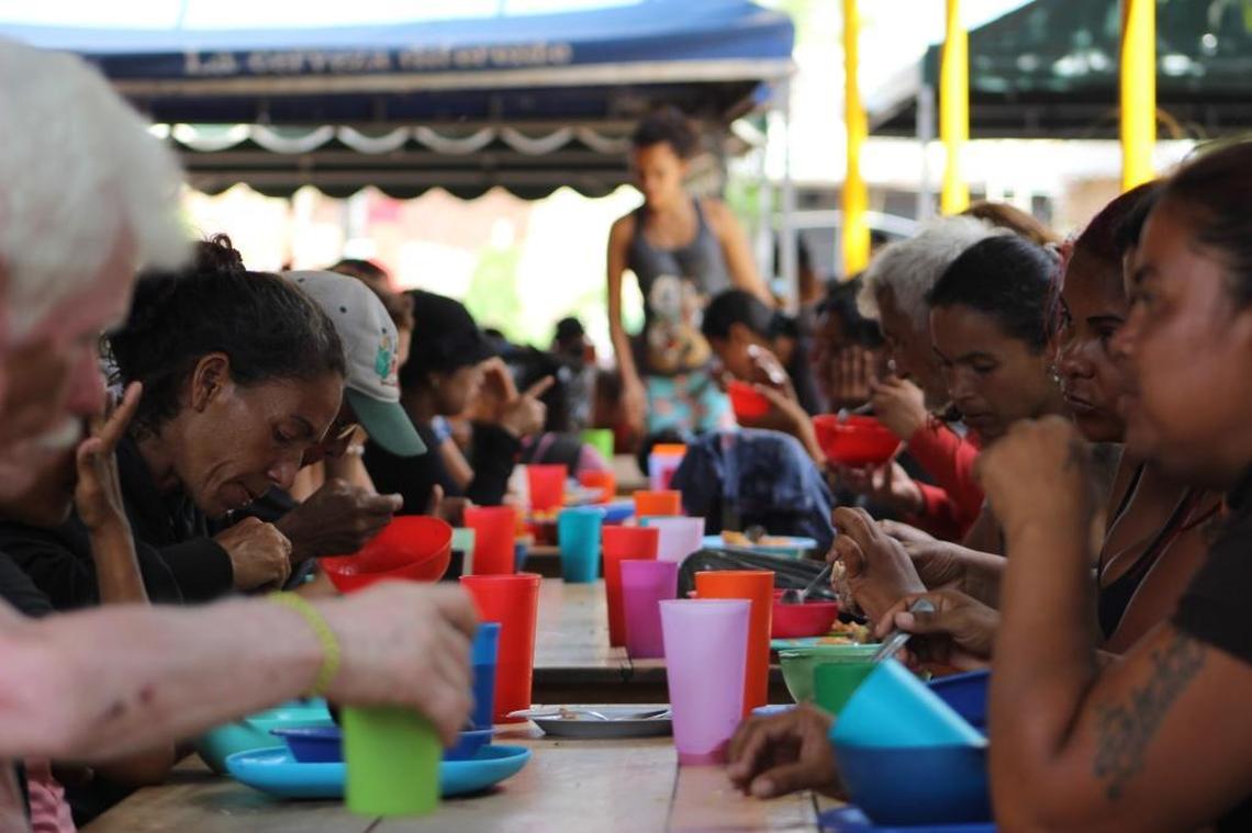 La Casa de Paso Divina Providencia reparte más de 1,000 comidas diarias a venezolanos, en especial a migrantes que van de paso, ancianos, mujeres y niños.