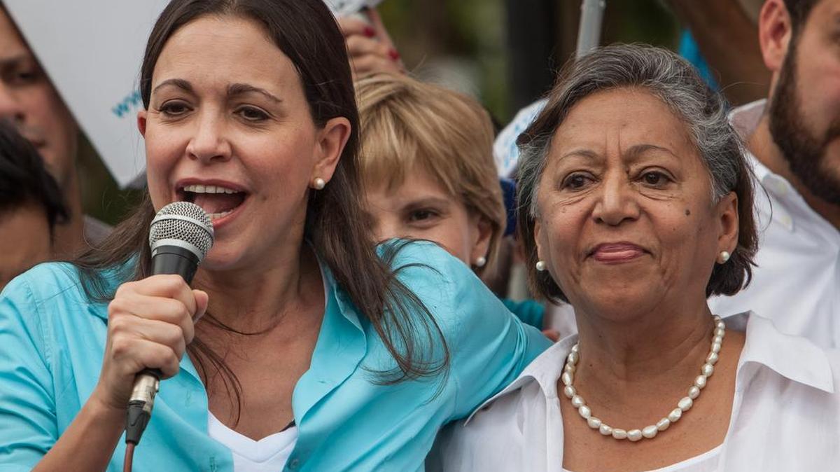 
La ex diputada venezolana de la Asamblea Nacional (AN) María Corina Machado (i), junto a la candidata Isabel Pereira (d), asiste a la sede de la Junta Electoral Principal para intentar inscribir su candidatura para las elecciones parlamentarias de diciembre del presente año, el lunes 3 de agosto de 2015, en la ciudad de Los Teques (Venezuela). EFE/MIGUEL GUTIÉRREZ
