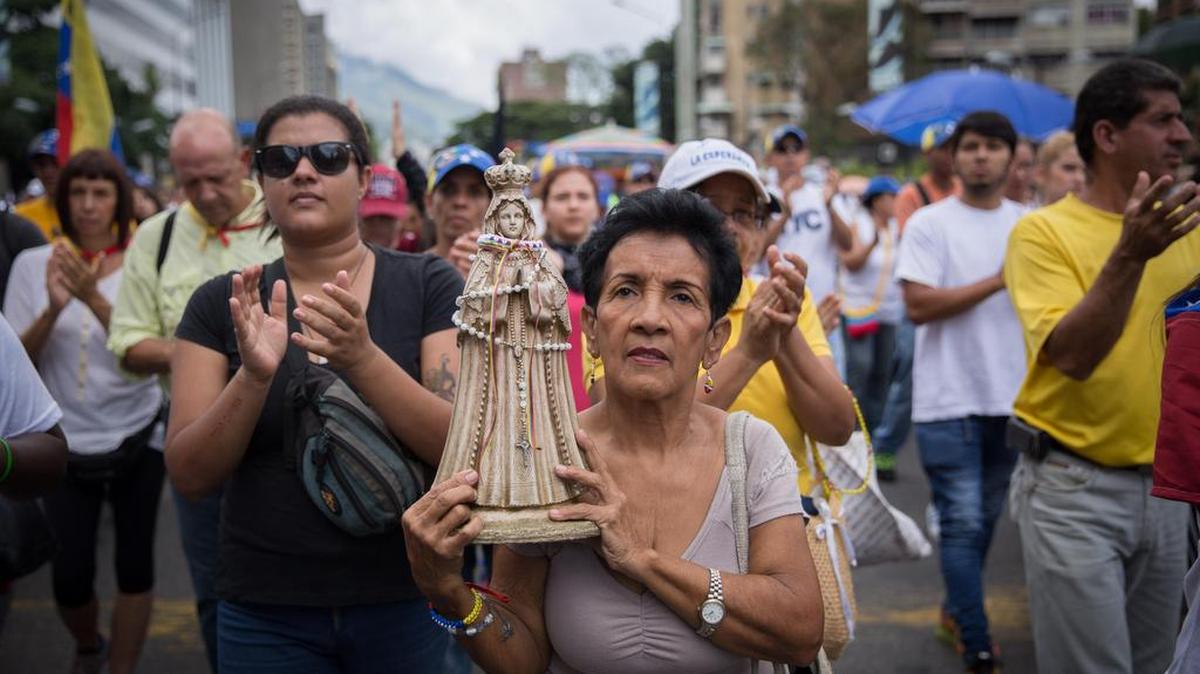 Manifestantes marchan este sábado 10 de junio de 2017, en Caracas (Venezuela). Efectivos de seguridad dispersaron con lacrimógenas en varios puntos la marcha de la oposición venezolana denominada “Rumbo a la victoria” que recorría calles del oeste de Caracas en protesta al Gobierno de Nicolás Maduro.