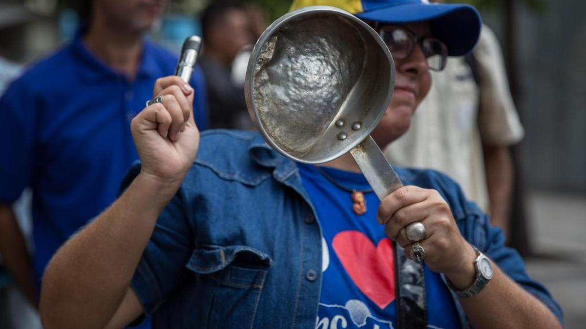Manifestantes participan en una marcha durante la entrega de un documento en el consulado de Colombia, el miércoles 14 de septiembre del 2016, en Caracas (Venezuela).