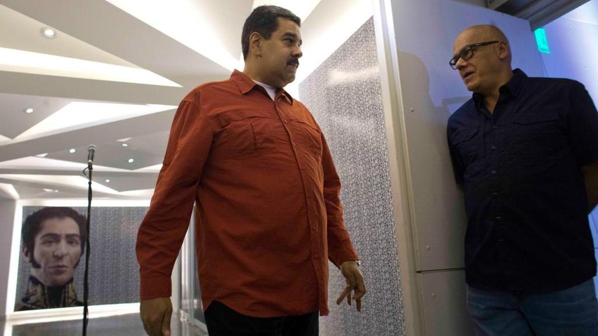 El gobernante venezolano Nicolás Maduro (izq) habla con su ministro de Comunicación Jorge Rodríguez el 5 de abril del 2018 en Caracas.
