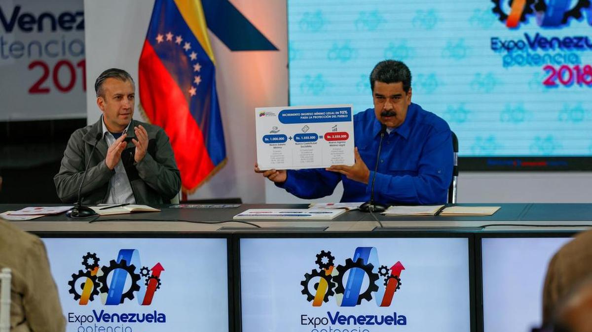 El gobernante venezolano Nicolás Maduro habla durante una rueda de prensa acompañado por el vicepresidente Tarek El Aissami, en Caracas.