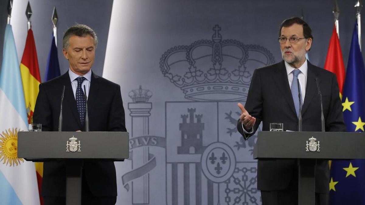 El presidente del Gobierno, Mariano Rajoy (d), y el presidente de Argentina, Mauricio Macri, durante la rueda de prensa conjunta que han ofrecido el jueves tras la reunión que han mantenido en el Palacio de la Moncloa, en la que han relanzado el acuerdo de asociación estratégica entre ambos países, y la firma de varios acuerdos, en la segunda jornada de la visita de Estado del mandatario sudamericano.