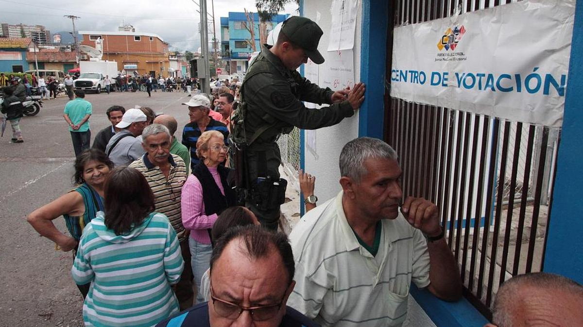 Decenas de personas hacen fila para elegir al próximo gobernador, el domingo en San Cristóbal, estado Táchira, en el oeste de Venezuela.