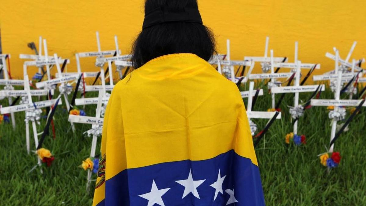 Archivo: Una venezolana rinde tributo a los fallecidos en protestas contra el gobierno de Nicolás Maduro.