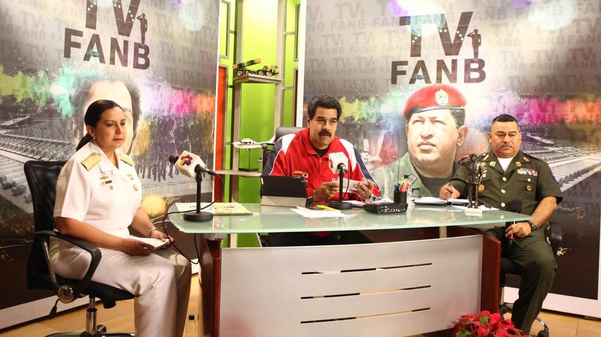 Fotografía cedida por la prensa de Miraflores el sábado 28 de diciembre de 2013, que muestra al presidente venezolano, Nicolás Maduro (c), mientras participa en la inauguración del canal de televisión de la Fuerza Armada Nacional Bolivariana (TVFanb), en Caracas (Venezuela).