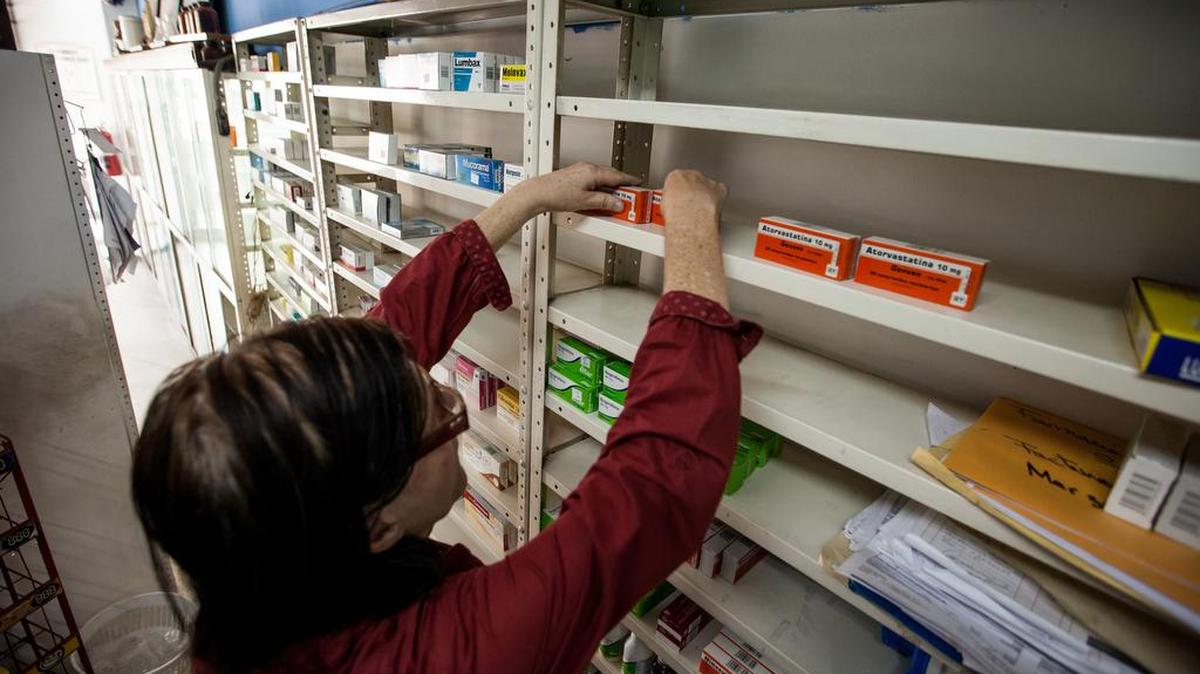 Beatriz Gorostiza, una de las encargadas de la farmacia "San Vicente", arregla medicamentos en un estante este, jueves 14 de abril del 2016, en la ciudad de Caracas (Venezuela).