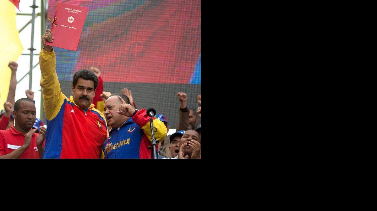 
Diosdado Cabello, presidente de la Asamblea Nacional de Venezuela (der.), junto al presidente venezolano, Nicolás Maduro, mencionó a las personas que iban a participar en audiencias de la CIDH, incluyendo a Marco Antonio Ponce.
