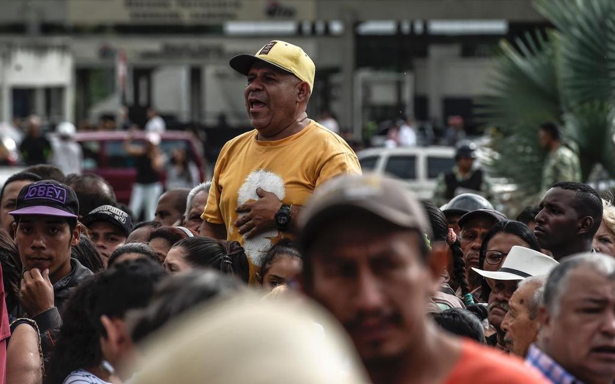 Personas hacen filas para emitir su voto para elegir una Asamblea Constituyente en Caracas el 30 de julio de 2017.