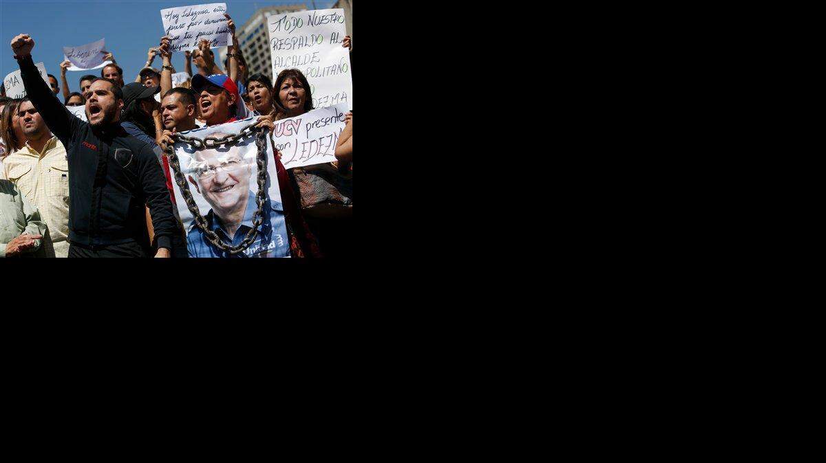 Un grupo de manifestantes marchan con un cartel con la imagen del alcalde de Caracas, Antonio Ledezma, en protesta por su detención, en Caracas, Venezuela, el viernes 20 de febrero de 2015. Los abogados defensores de Ledezma indicaron el sábado 21 de febrero a The Associated Press que tienen previsto apelar la imputación de cargos de conspiración y asociación para delinquir, alegando que son infundados.
