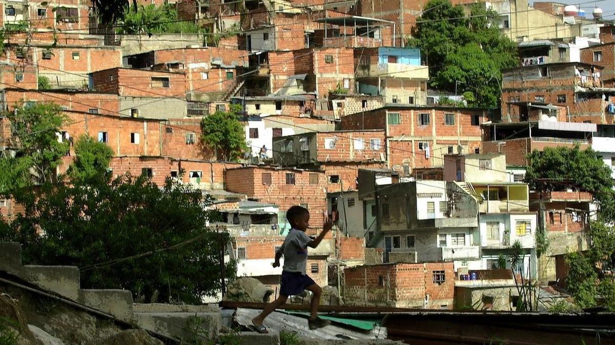 Un niño corre por el barrio El Resplandor en Caracas, en esta imagen de archivo.