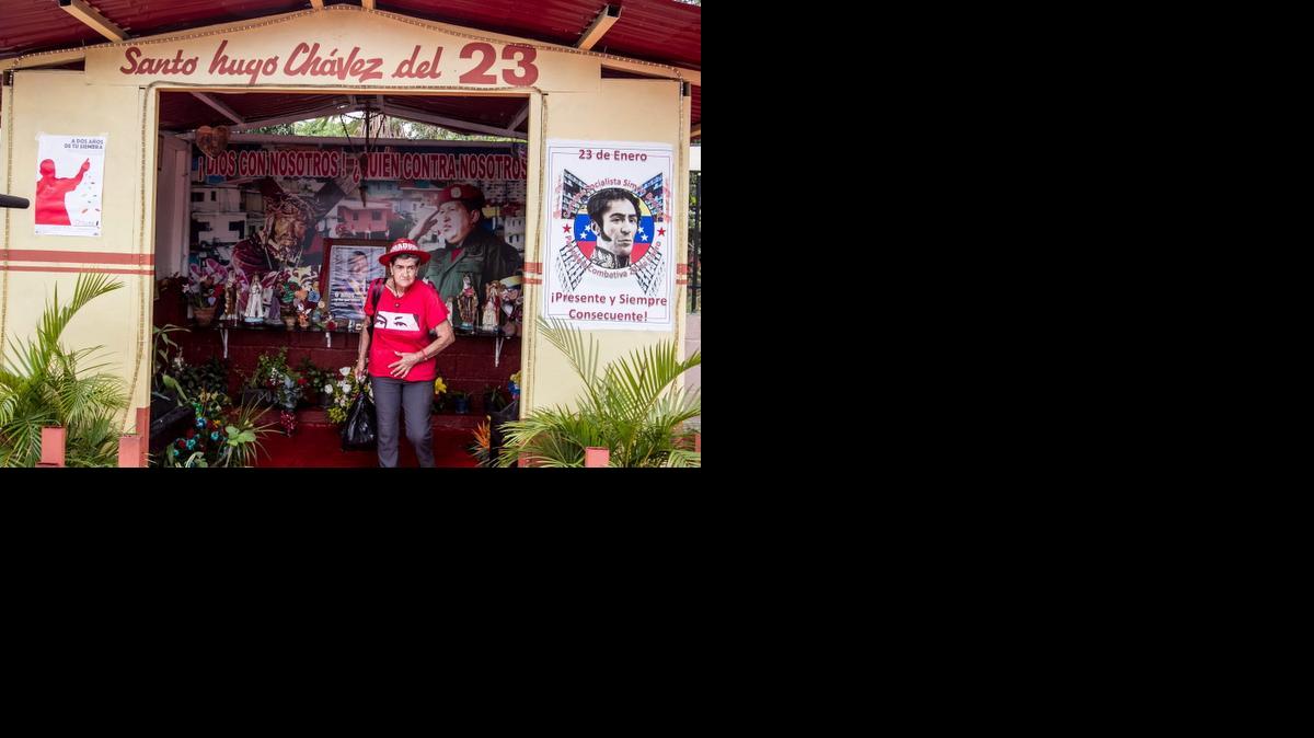 
Una mujer sale de la capilla "Santo Hugo Chavez del 23" en el marco de la conmemoración del segundo aniversario de la muerte de Hugo Chávez hoy, jueves 5 de marzo de 2015, en los alrededores del Cuartel de la Montaña, lugar donde reposan los restos del fallecido presidente, en Caracas (Venezuela). El chavismo en Venezuela inició hoy con fuegos artificiales las conmemoraciones del segundo aniversario de la muerte de Hugo Chávez (1999-2013), una jornada en la que está previsto que se celebren diversos actos en todo el país. Las actividades en honor al fallecido mandatario, en las que se espera la participación de varios invitados internacionales, se iniciaron de madrugada en Caracas con el lanzamiento de fuegos artificiales en varios puntos de la capital. 
