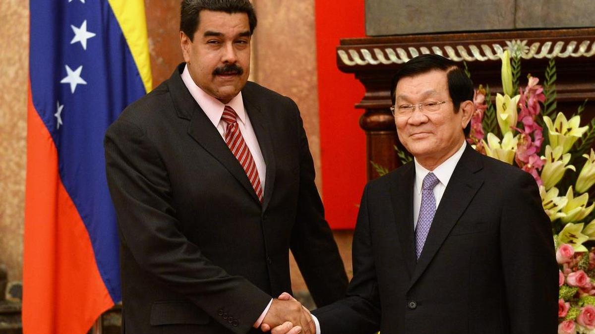 
Nicolás Maduro y Truong Tan Sang se saludan en el Palacio Presidencial de Hanoi el lunes 31 de agosto de 2015.
