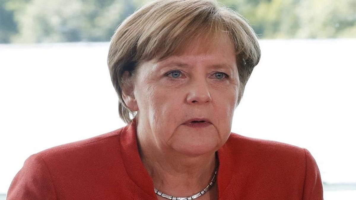 La canciller alemana, Angela Merkel (c), se reúne con los representantes de las comunidades afectadas por la contaminación relacionada con las emisiones diésel de vehículos en Berlín (Alemania), el 4 de septiembre de 2017.